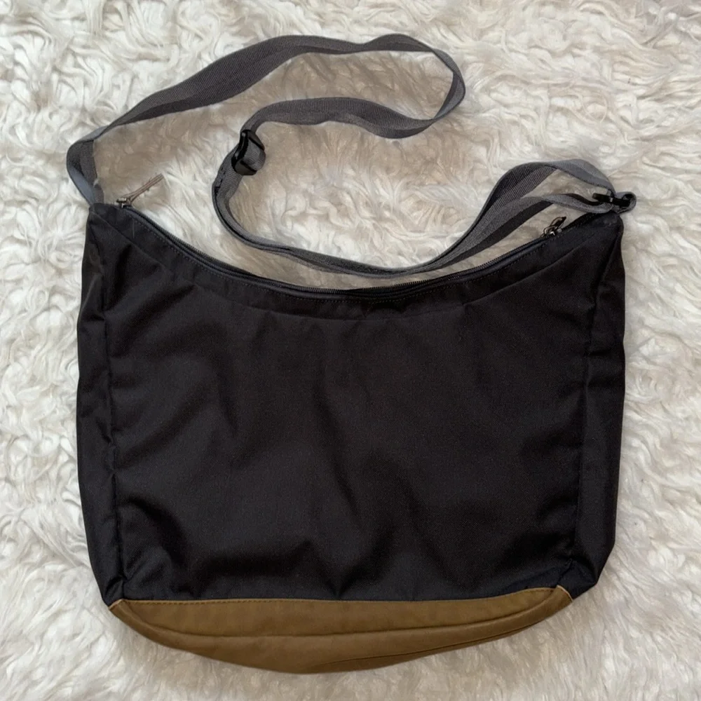 Columbia Sportswear Co. Canvas Crossbody Shoulder Bag - Picture 4 of 16